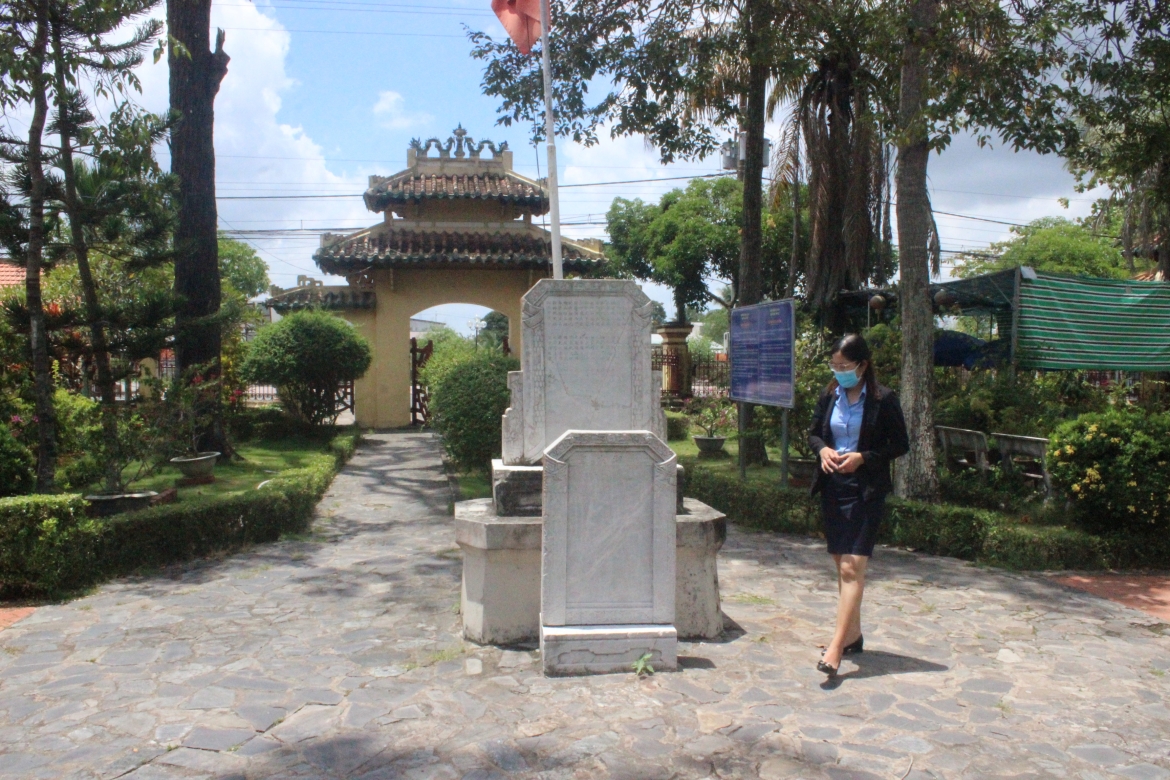 Trên thần đạo có 3 tấm bia đá. Bia thứ nhất khắc nội dung do cụ Phan Thanh Giản viết trước khi tử tiết. Mặt trước ghi lý do dựng miếu, xưng tụng công đức thánh nhân và triều đình, mặt sau ghi danh những người hữu công. Bia thứ hai được dựng vào năm 1917. Mặt trước ghi lại sự kiện ông Tống Hữu Định vận động trùng tu văn miếu vào năm 1903. Mặt sau ghi danh thân hào, nhân sĩ có công.