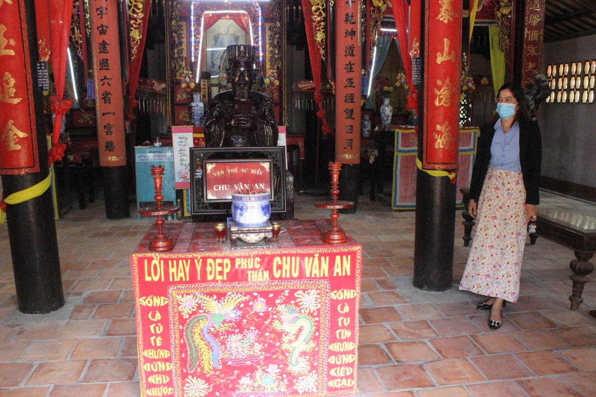 Nội thất điện Đại Thành có bày trí các gian thờ: Gian chính giữa là bàn thờ Đức Khổng Tử, hai bên là bàn thờ Thập Nhị hiền triết. Phía trước là bàn thờ Nhà giáo Chu Văn An, hai bên tả ban và hữu ban là khám thờ Thập Nhị hiền triết đó là 12 học trò giỏi của Ngài. Trong Văn Miếu có rất nhiều hoành phi, câu đối do các nhà hảo tâm ở khắp nơi hiến cúng.