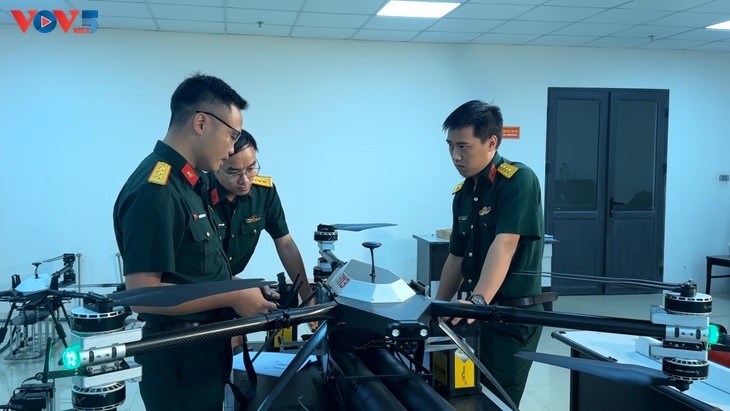 Các nghệ sĩ Điện ảnh Quân đội tác nghiệp trong phim về khoa học quân sự.