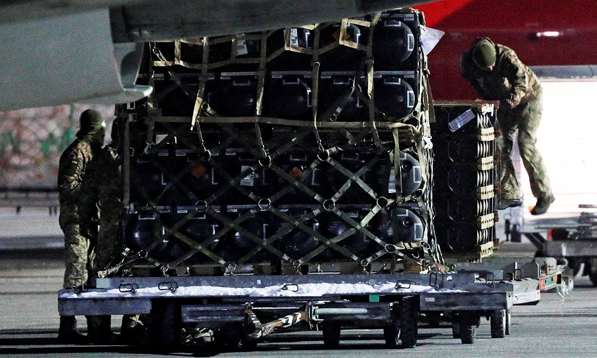 Một lô vũ khí phương Tây chuyển tới Ukraine (Ảnh: Reuters).