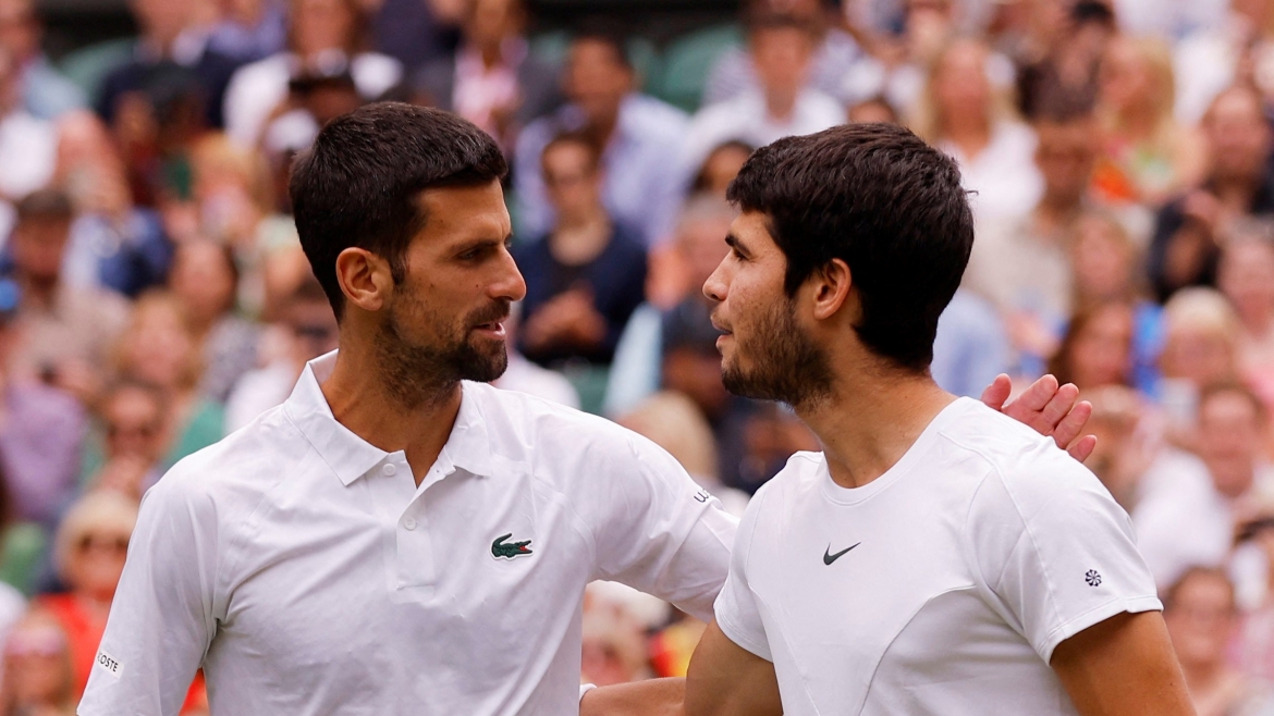 Carlos Alcaraz hướng tới danh hiệu lớn đầu tiên trên mặt sân cỏ trong khi Novak Djokovic mong muốn có danh hiệu Grand Slam thứ 24 và kỷ lục vô địch Wimbledon của Roger Federer.
