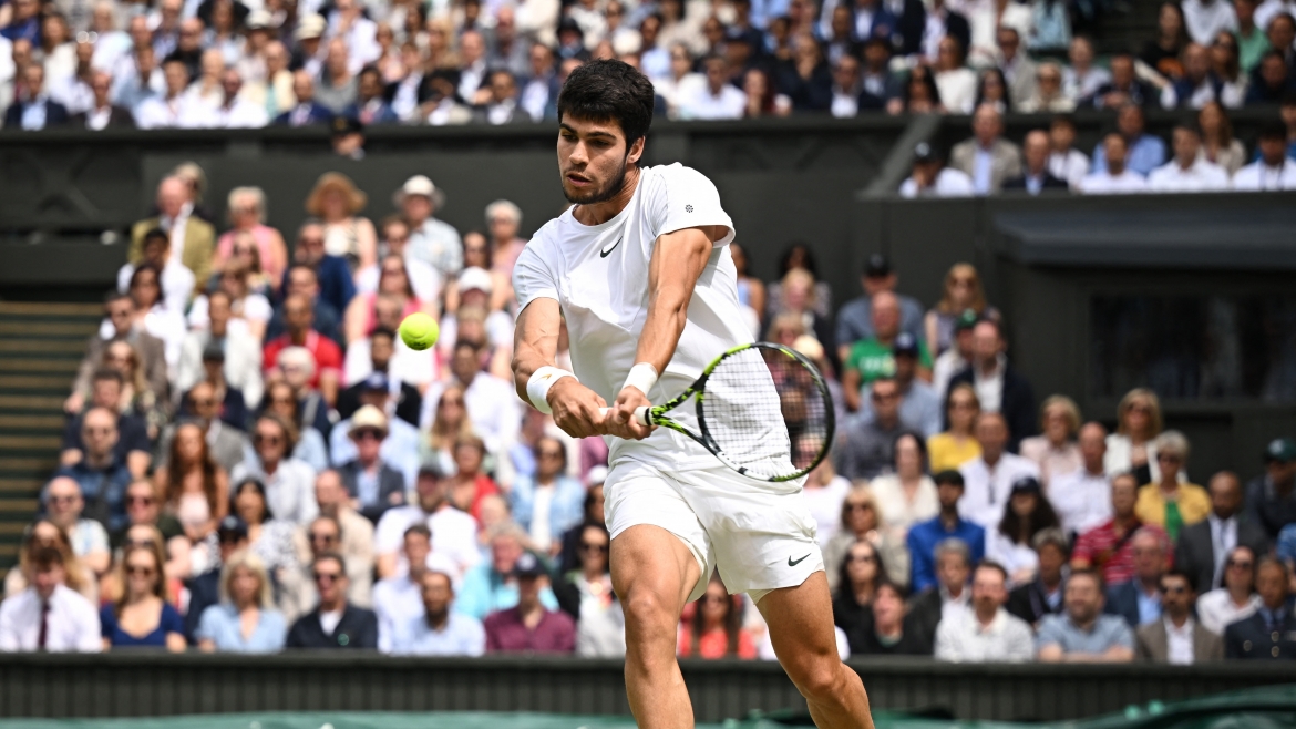 Nhưng sang set 2 Alcaraz vượt lên dẫn 2-0 khiến trận đấu trở nên cân bằng hơn. Djokovic đòi lại break ngay sau đó nhưng Alcaraz đã thi đấu mạnh mẽ để đưa set đầu vào loạt tie-break. 