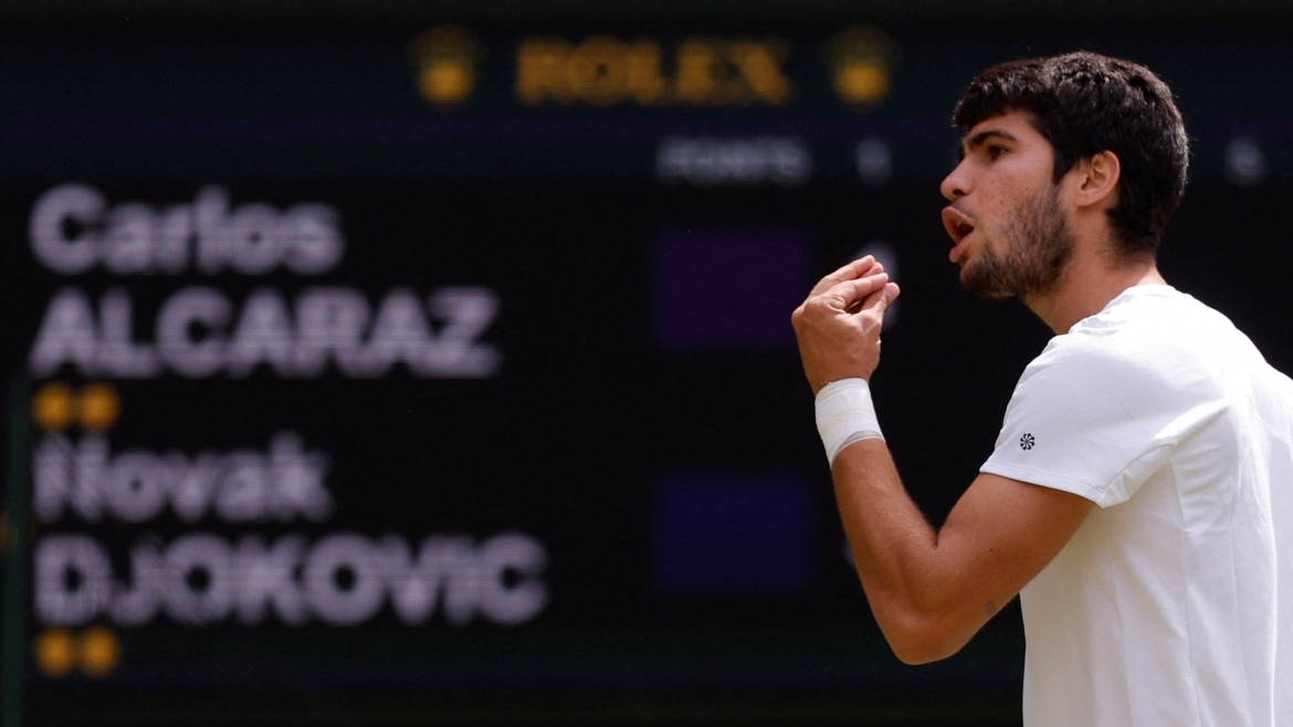 Sang set 3, Djokovic thể hiện rõ sự mệt mỏi khi bị Alcaraz tấn công. Tay vợt người Tây Ban Nha sử dụng nhiều pha bóng nặng khiến Nole vất vả chống đỡ. 