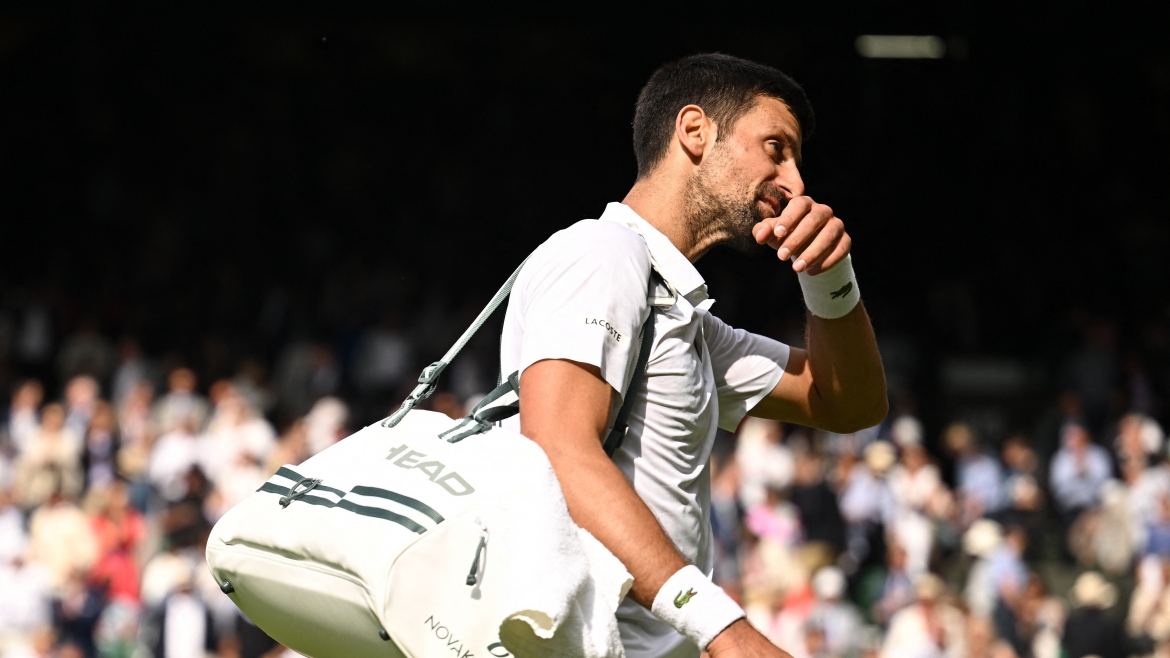 Bị dồn vào thế khó, Djokovic sử dụng "chiến thuật" quen thuộc là đi toilet khá lâu trước khi trở lại thi đấu set 4. 