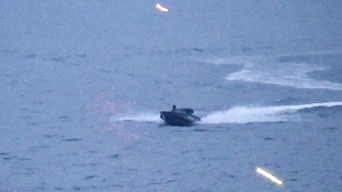 Hình ảnh xuồng không người lái của Ukraine tấn công trinh sát hạm Ivan Khurs của Hạm đội Biển Đen Nga. Ảnh: TASS