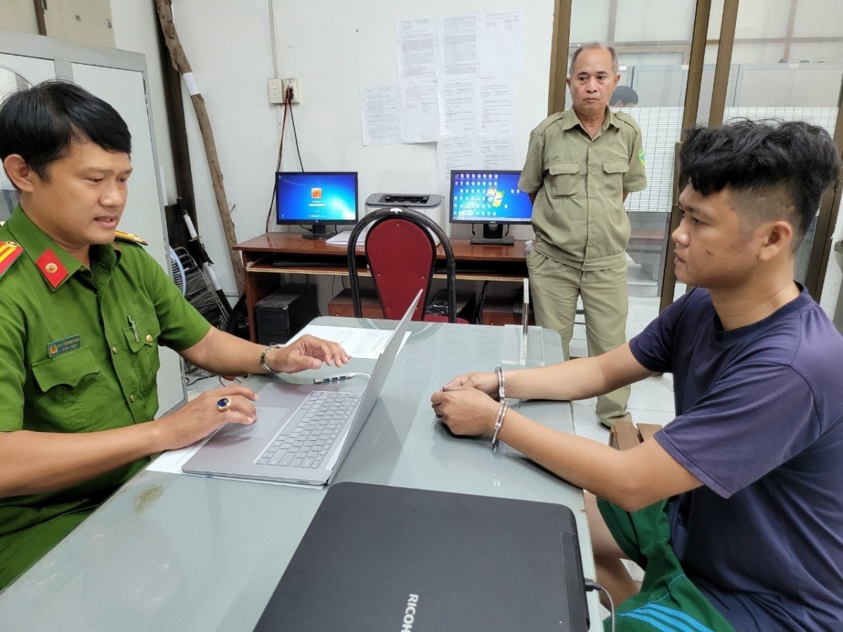 Đối tượng Đặng Văn Đức làm việc với cơ quan công an. (Ảnh: B.T)