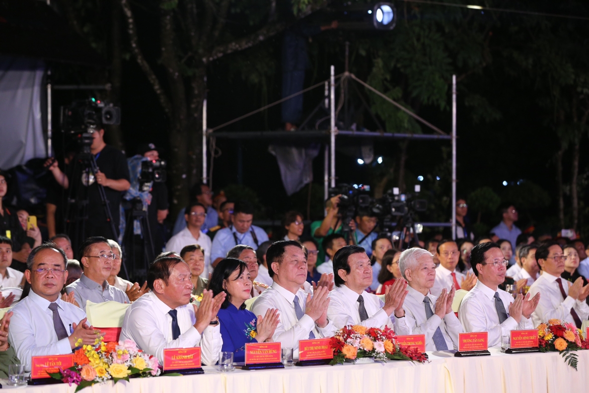 Tối 19/7, nhân dịp kỷ niệm 76 năm Ngày Thương binh – Liệt sỹ (27/7/1947 – 27/7/2023), tại hai điểm cầu nghĩa trang Hàng Dương (Côn Đảo, tỉnh Bà Rịa Vũng Tàu) và nghĩa trang liệt sĩ A1 (tỉnh Điện Biên), Bộ VHTTDL phối hợp với UBND tỉnh Bà Rịa - Vũng Tàu, UBND tỉnh Điện Biên tổ chức chương trình nghệ thuật đặc biệt "Bản hùng ca bất diệt". Dự chương trình tại điểm cầu Nghĩa trang Hàng Dương có Uỷ viên Bộ Chính trị, Chủ tịch nước Võ Văn Thưởng; nguyên Chủ tịch nước Nguyễn Minh Triết; nguyên Chủ tịch nước Trương Tấn Sang; Bí thư Trung ương Đảng, Trưởng Ban Tuyên giáo Trung ương Nguyễn Trọng Nghĩa; Bí thư Trung ương Đảng, Trưởng Ban Dân vận Trung ương Bùi Thị Minh Hoài; Bộ trưởng Bộ VHTTDL Nguyễn Văn Hùng; Bí thư Tỉnh uỷ tỉnh Bà Rịa- Vũng Tàu Phạm Viết Thanh…