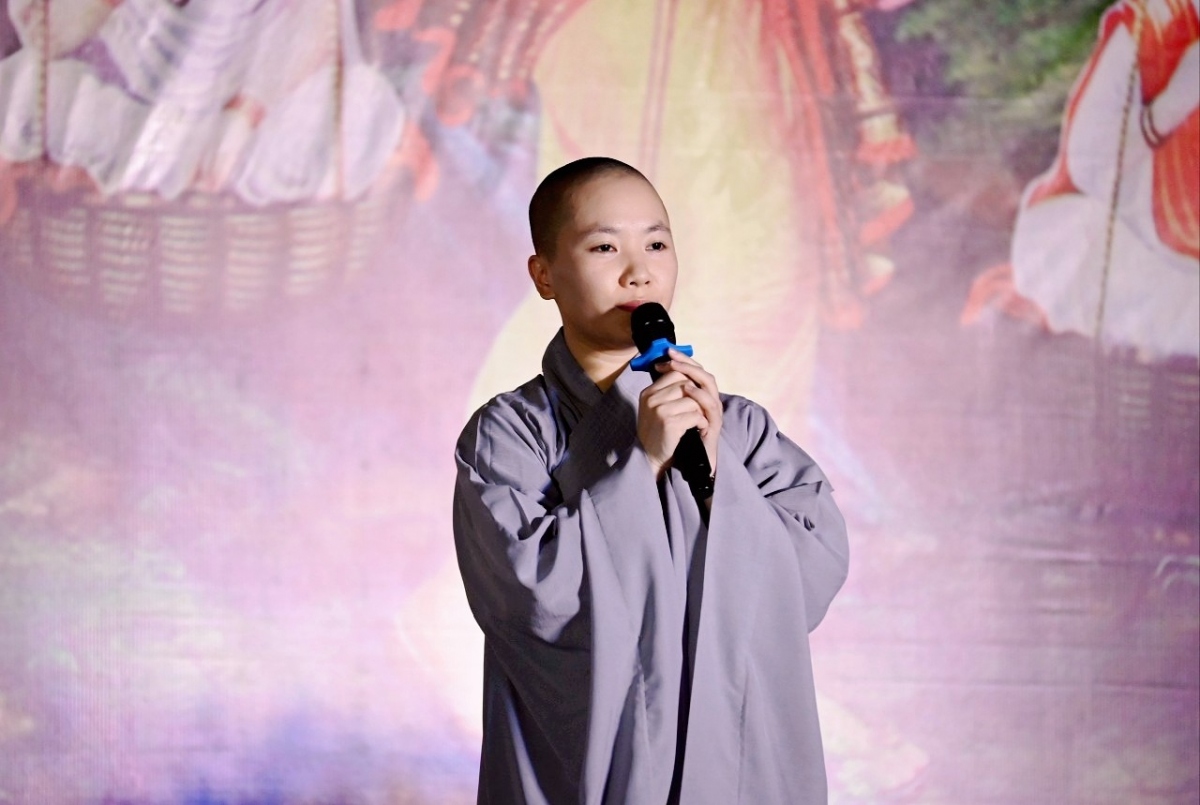 Phần văn nghệ với những ca khúc ca ngợi tình cảm gia đình, các ca khúc nhạc Phật gây xúc động. Ni sinh Hải Vân khoe giọng hát trong trẻo khi hát hai ca khúc "Ước mơ của mẹ" và "Mẹ yêu".