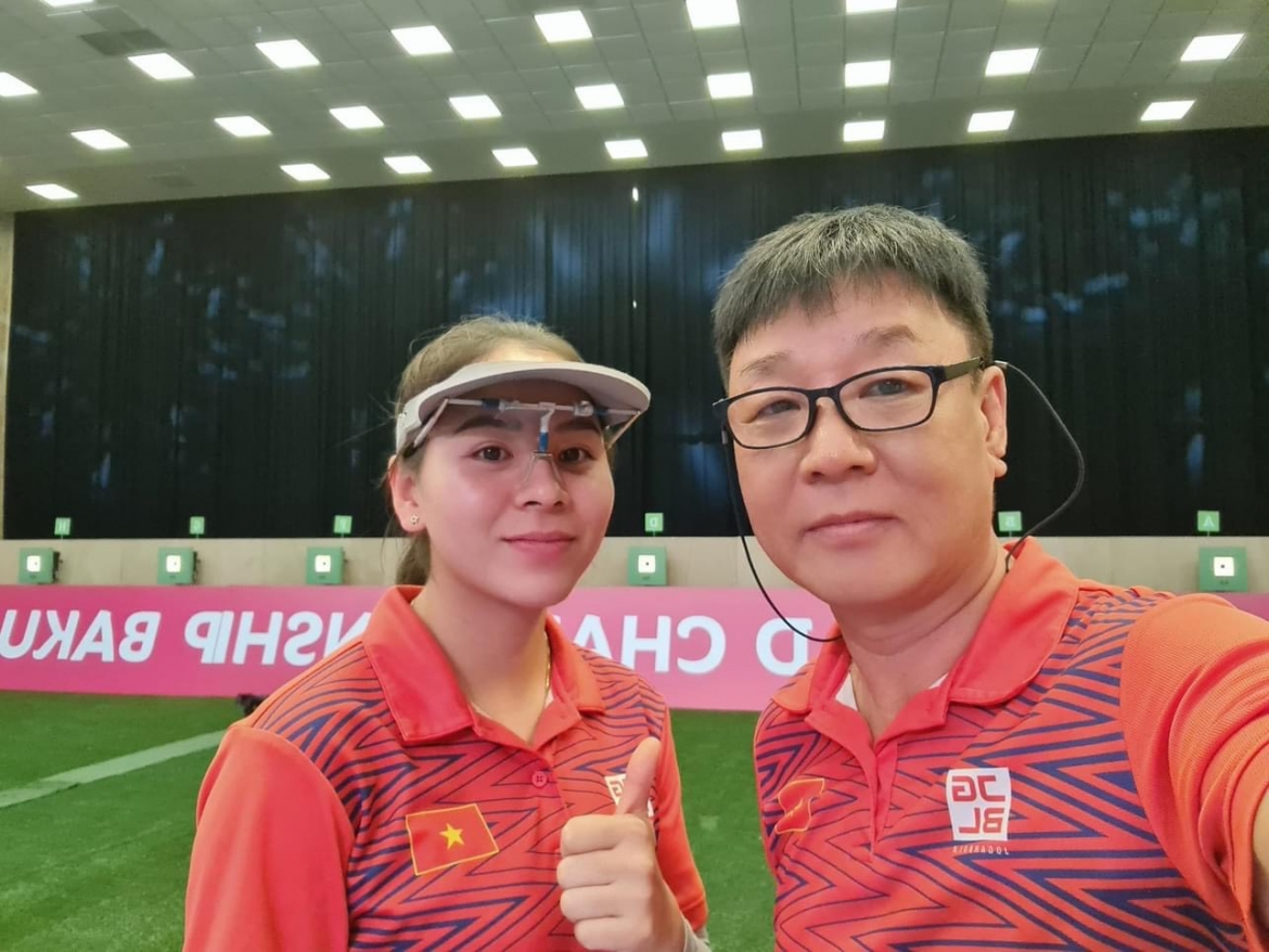 Xạ thủ Trịnh Thu Vinh và HLV Park Chung Gun