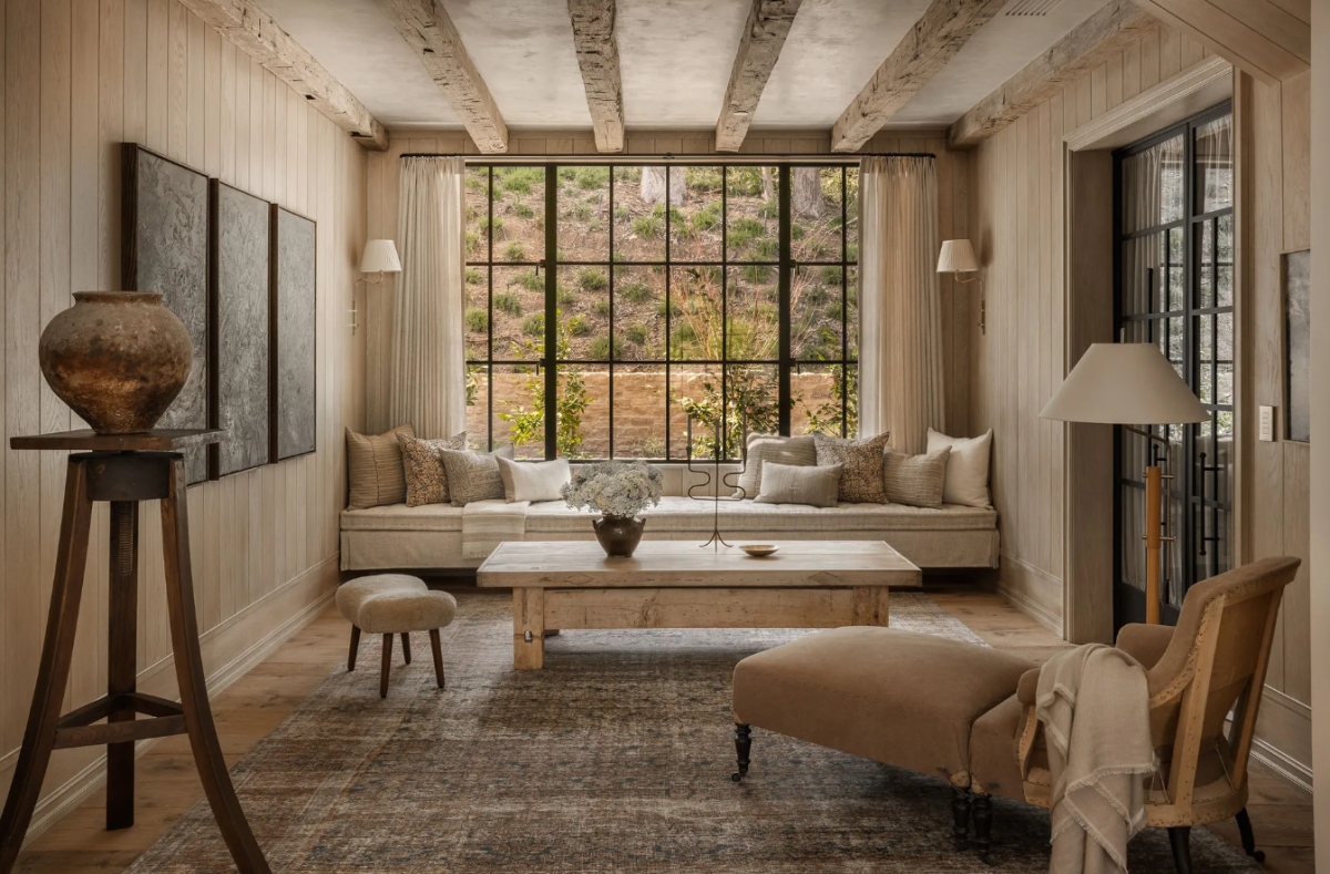 Không gian dưới cầu thang được tân trang trở thành một phòng khách phụ, hoàn hảo để đọc sách và thư giãn. Những tấm gỗ kiểu shou sugi ban màu đen được sử dụng để trang trí nhà cửa, mang lại vẻ sang trọng hơn cho căn phòng.