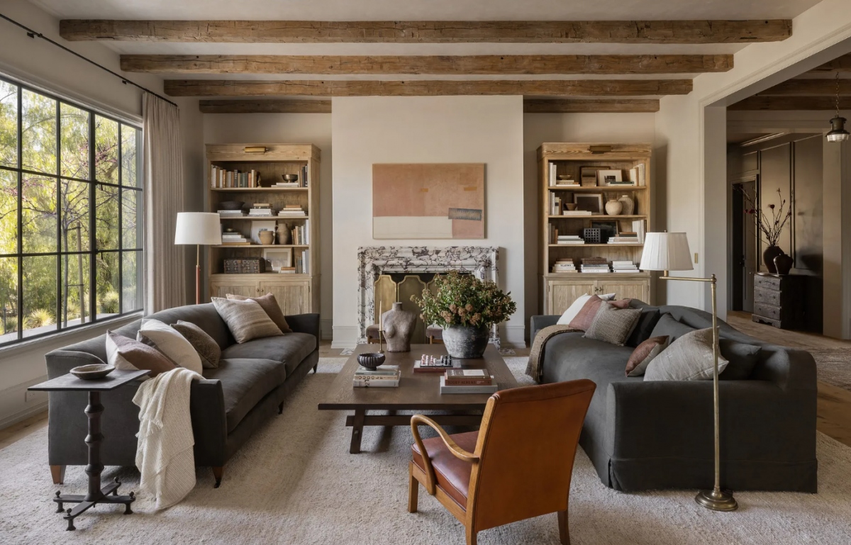 Trong phòng khách, lò sưởi được đặt ở vị trí trung tâm. Về đồ nội thất, bảng màu trung tính bao gồm đen, trắng, nâu, be được sử dụng để tôn lên vẻ trang trọng cho căn phòng.