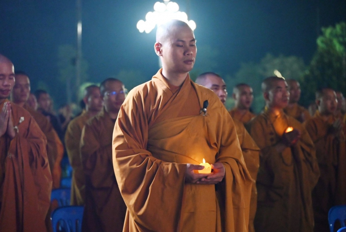 Những ngọn nến được thắp lên trong đêm Vu lan. Đó là niềm tin, sự sẻ chia nhân lên tình thương bao la của những người con gửi gắm đến đấng sinh thành.