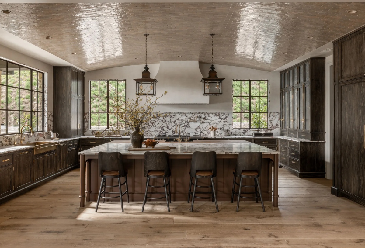 Căn phòng tận dụng triệt để cửa sổ mở rộng không gian, kết hợp với nền gỗ nhạt màu khiến căn phòng trở nên trang trọng và sạch sẽ. Vân đá cẩm thạch được sử dụng để tạo điểm nhấn trên các bức tường trắng.