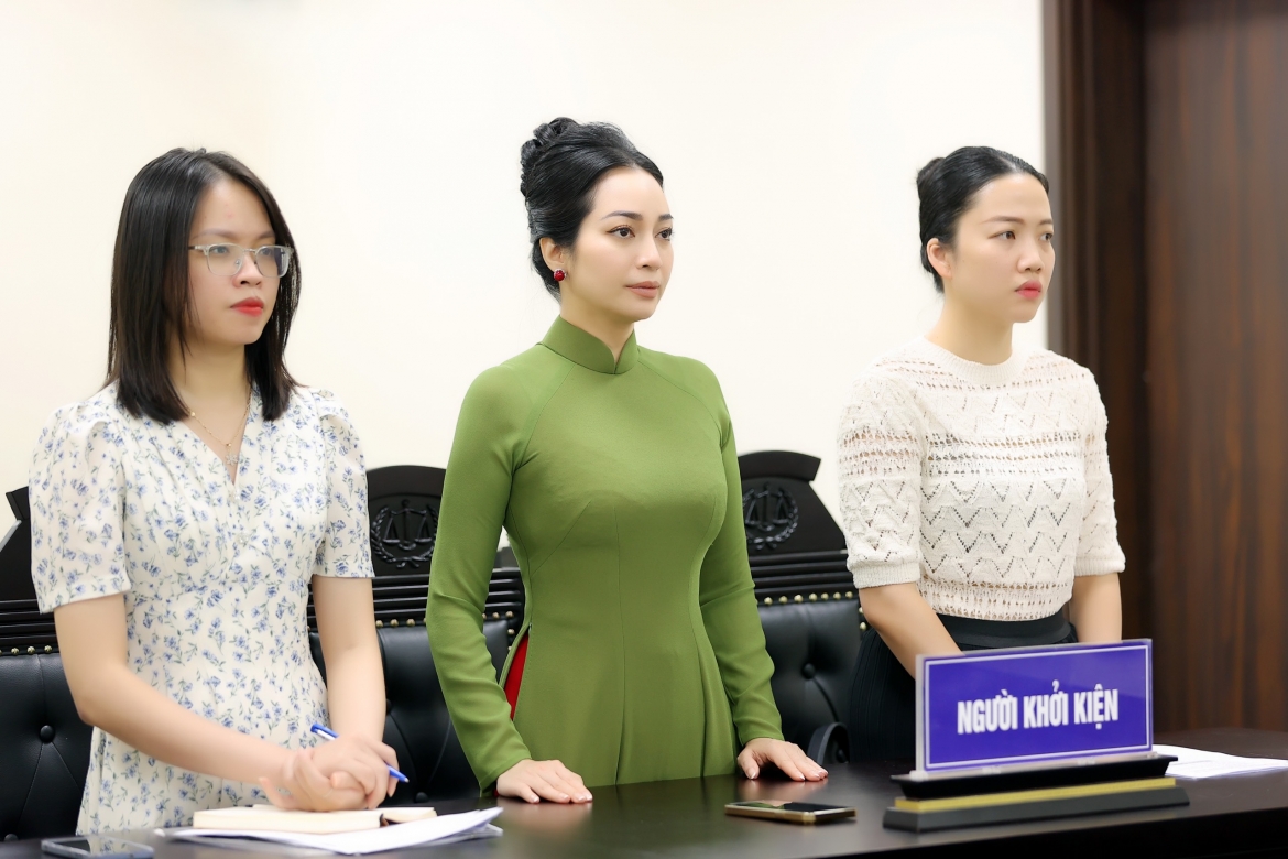 Bà Đoàn Thuý Phương, đại diện Công ty Vietart (giữa) trong phiên tòa