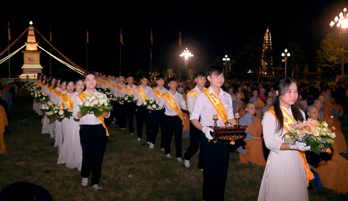 Tại chương trình, với sự tham gia của các tăng ni sinh hành giả an cư thuộc các khối lớp Học viện Phật giáo Việt Nam tại Hà Nội và hàng trăm Phật tử đã cùng niệm Phật cầu gia hộ, nhập từ bi quán; dâng hoa cúng dàng; thực hiện nghi lễ cầu siêu, nhiễu đàn niệm Phật.