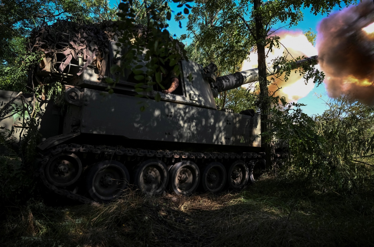 Ukraine khai hỏa lựu pháo tự hành về phía Nga ở Donetsk. Ảnh: Reuters