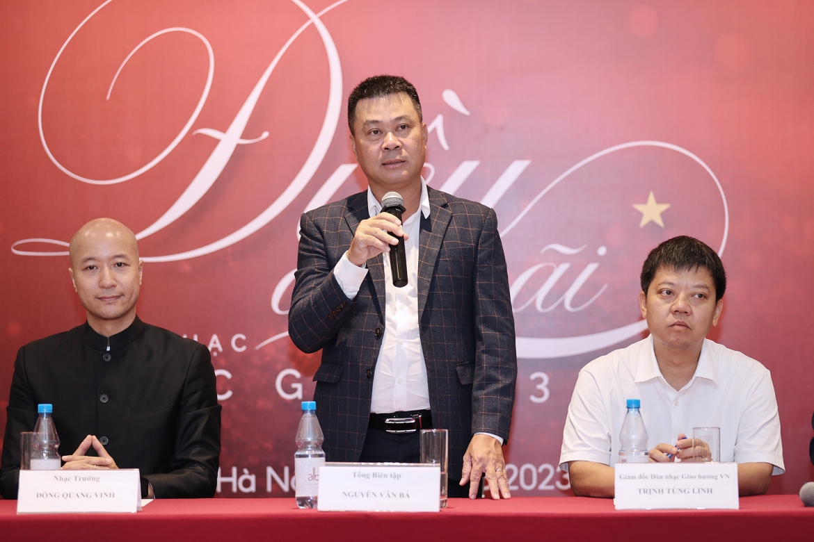 Ông Nguyễn Văn Bá, Tổng biên tập Báo VietNamNet giới thiệu chương trình hoà nhạc "Điều còn mãi" 2023.