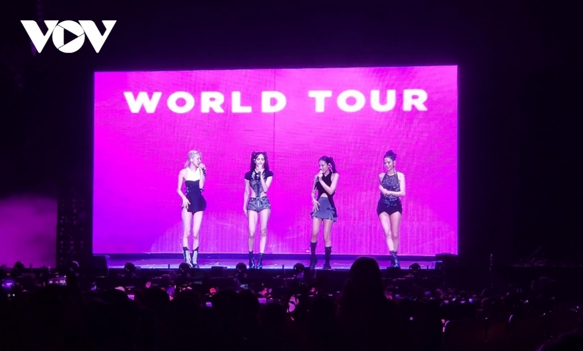 Bốn thành viên của Blackpink trong đêm diễn trên sân Mỹ Đình.