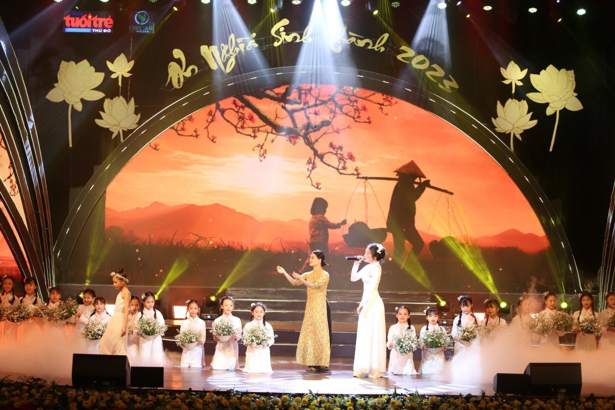 Ca sĩ Hiền Thục biểu diễn.