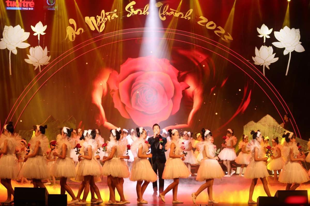 Ca sĩ Quang Dũng biểu diễn.