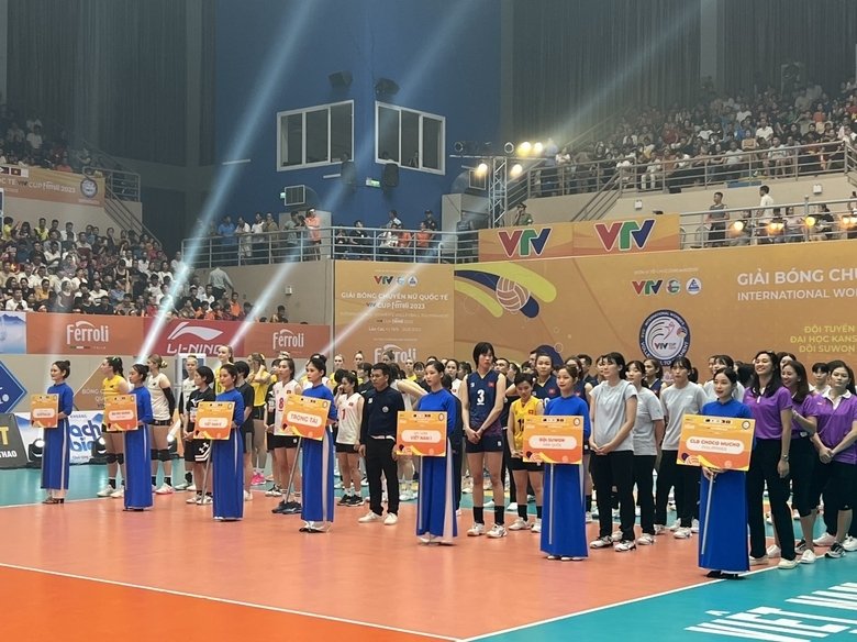 Các đội bóng tham dự giải trong buổi lễ khai mạc Giải bóng chuyền nữ quốc tế (VTV Cup). Ảnh: Báo Lào Cai.