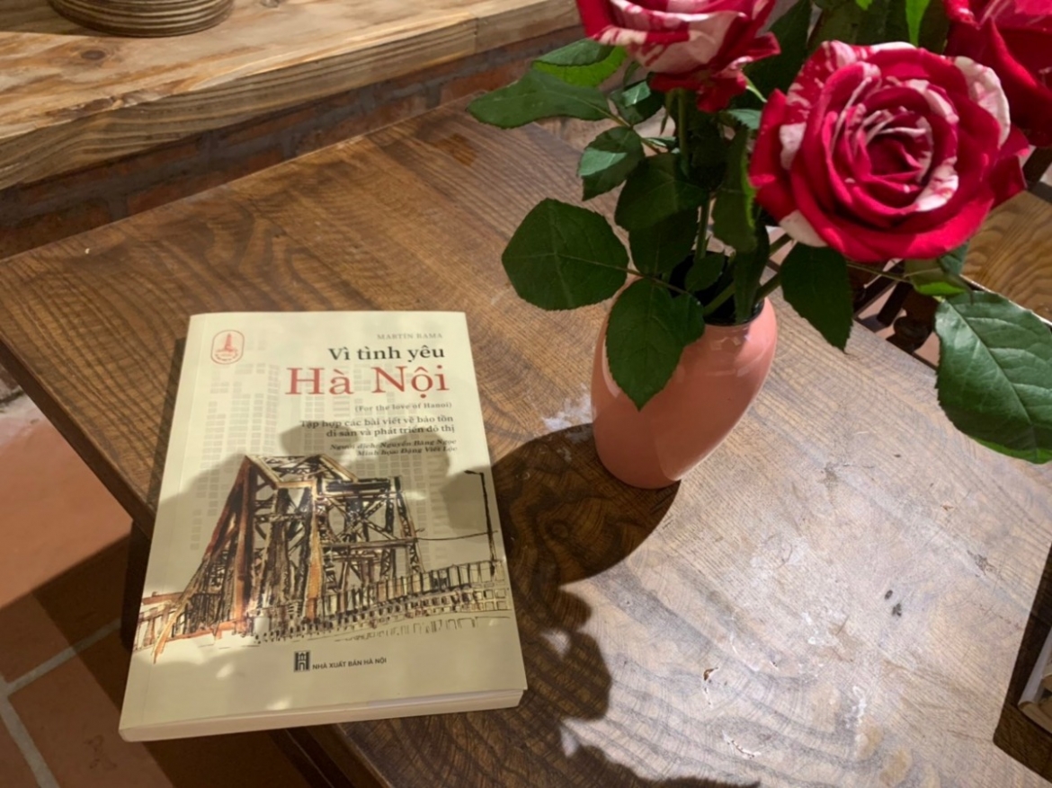 "Vì tình yêu Hà Nội" được Hoàng Oanh, chủ quán cafe Valley, một quán cafe đậm chất Hà Nội gửi tới độc giả đồng thời là những người yêu Hà Nội.