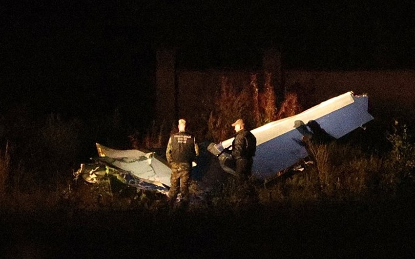 Nhân viên cứu hộ tại hiện trường rơi máy bay tư nhân chở ông chủ Wagner. Ảnh: Sputnik.