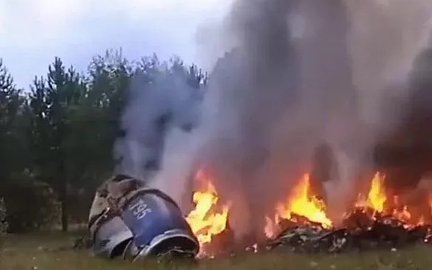 Hiện trường máy bay Embraer Legacy rơi và cháy ở tỉnh Tver, Nga. Ảnh: Sputnik.