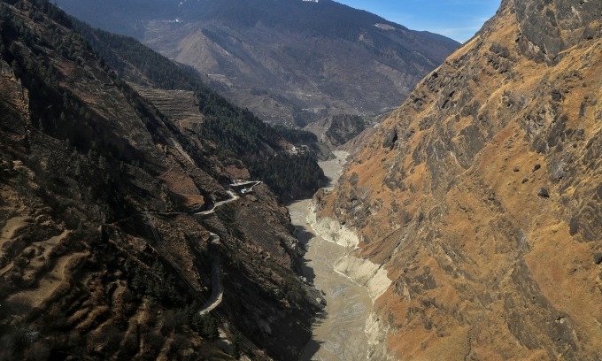 Mưa gây sạt lở đất ở dãy Himalaya thuộc Ấn Độ (Ảnh: Reuters)