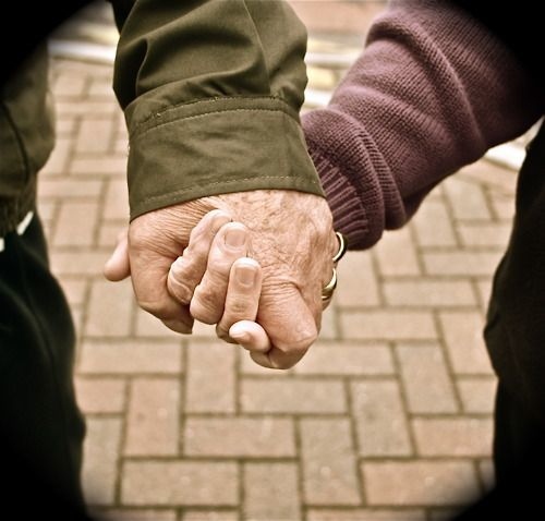 Khi mẹ tôi mất mới được hơn 100 ngày, bố tuyên bố đi bước nữa với người phụ nữ từng là mối tình đầu của bố khiến chúng tôi sốc nặng (ảnh minh họa)