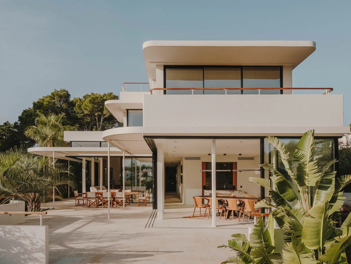 Ngôi nhà có hai tầng, ba mặt kính cho phép gia chủ tận hưởng ánh sáng mặt trời suốt cả ngày. Tầng 1 chỉ bao gồm phòng khách và phòng bếp; các phòng ngủ ở trên tầng hai. 