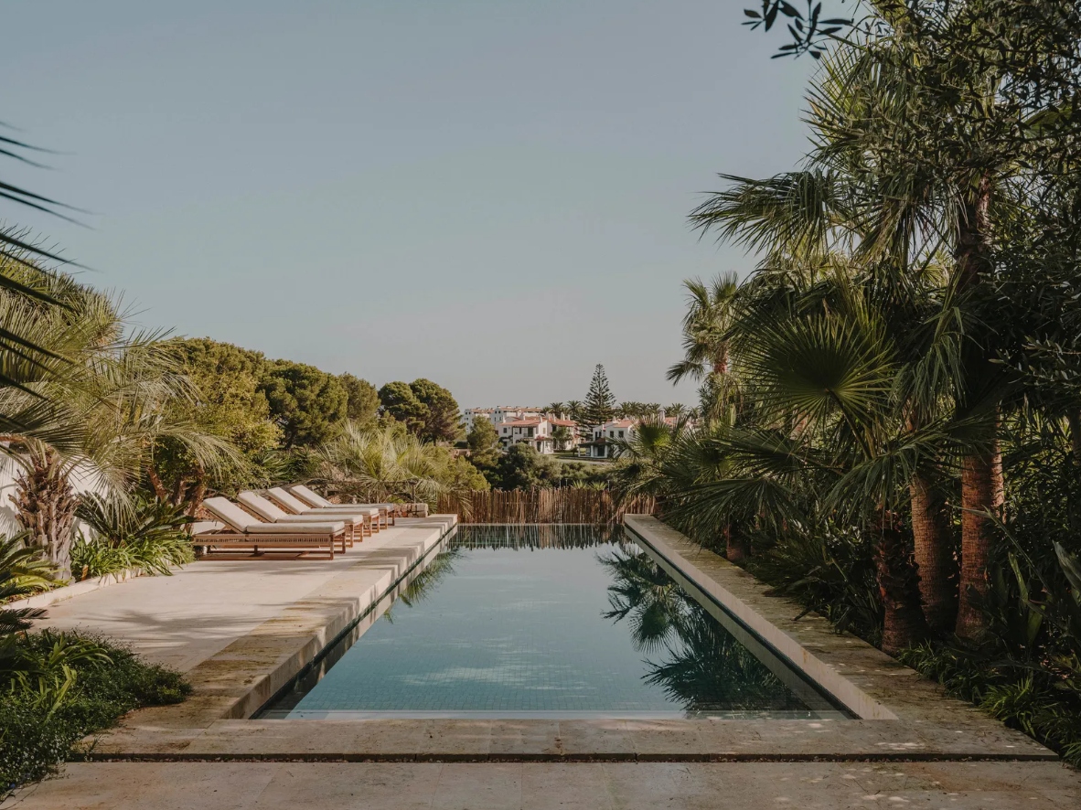 Hồ bơi hình chữ nhật nằm giữa khu vườn Địa Trung Hải với những cây cọ quạt, cây ô liu và cây dâu bạc của Mexico. Bạn chắc chắn sẽ thích thú khi được phơi nắng trên những chiếc ghế xếp kiểu Bali bên hồ.