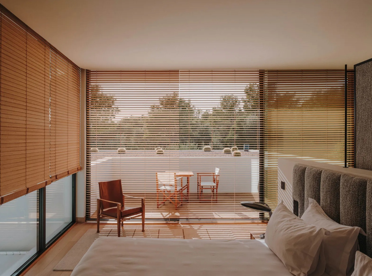 Phòng ngủ chính ở phía Tây Nam của ngôi nhà. Phòng ngủ này cũng sân hiên bằng gỗ tếch nhìn ra khu rừng gần đó. Thiết kế phòng ngủ dựa trên những tông màu trung tính, mang lại cảm giác dễ chịu và thoải mái cho những người sống trong căn nhà.