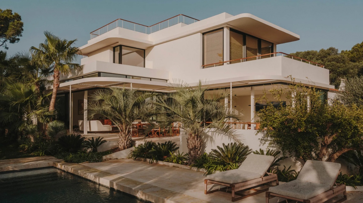 Ngôi nhà mang đậm phong cách kiến trúc Địa Trung Hải này mang vẻ đẹp cổ điển, xen lẫn những nét chấm phá hiện đại. Màu xanh của khu vườn bao tôn lên sắc trắng căn nhà, vừa tạo nên không gian sống mát mẻ, thoáng mát cho gia chủ.