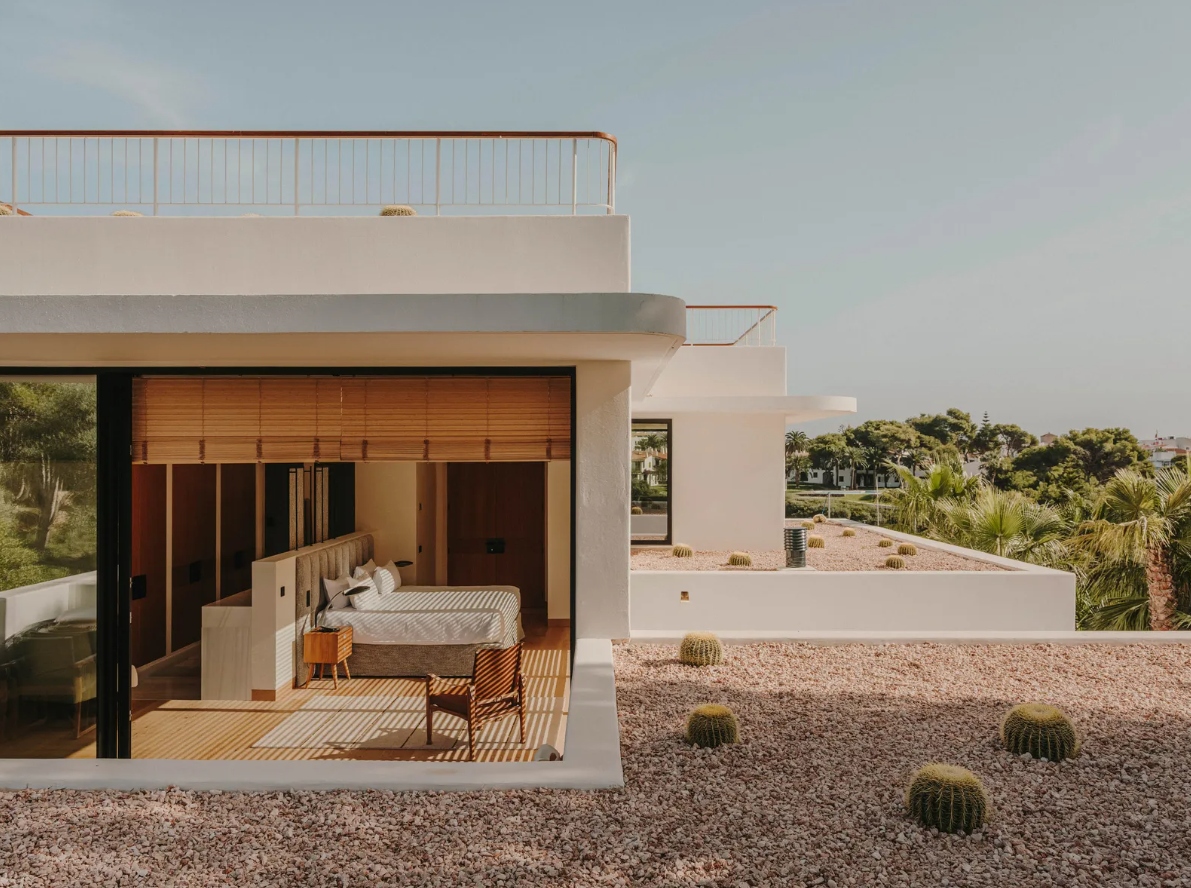 Tầng 1 có khu vực sinh hoạt rộng rãi với nhà bếp và phòng ăn có không gian mở, tất cả đều nhìn ra vườn. Cửa sổ lớn làm mờ ranh giới giữa bên trong và bên ngoài. ây cũng là đặc trưng của nhiều ngôi nhà mang phong cách Địa Trung Hải.