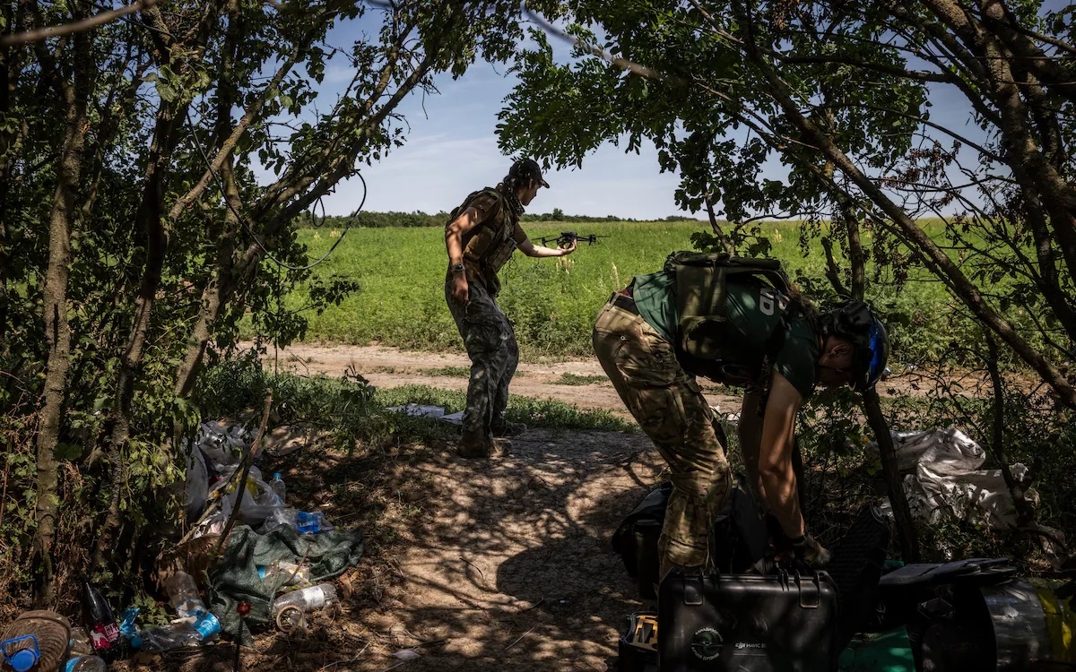 Một quân nhân Ukraine thu lại một chiếc UAV trinh sát gần ngôi làng Mala Tokmachka ở Đông Nam Ukraine.