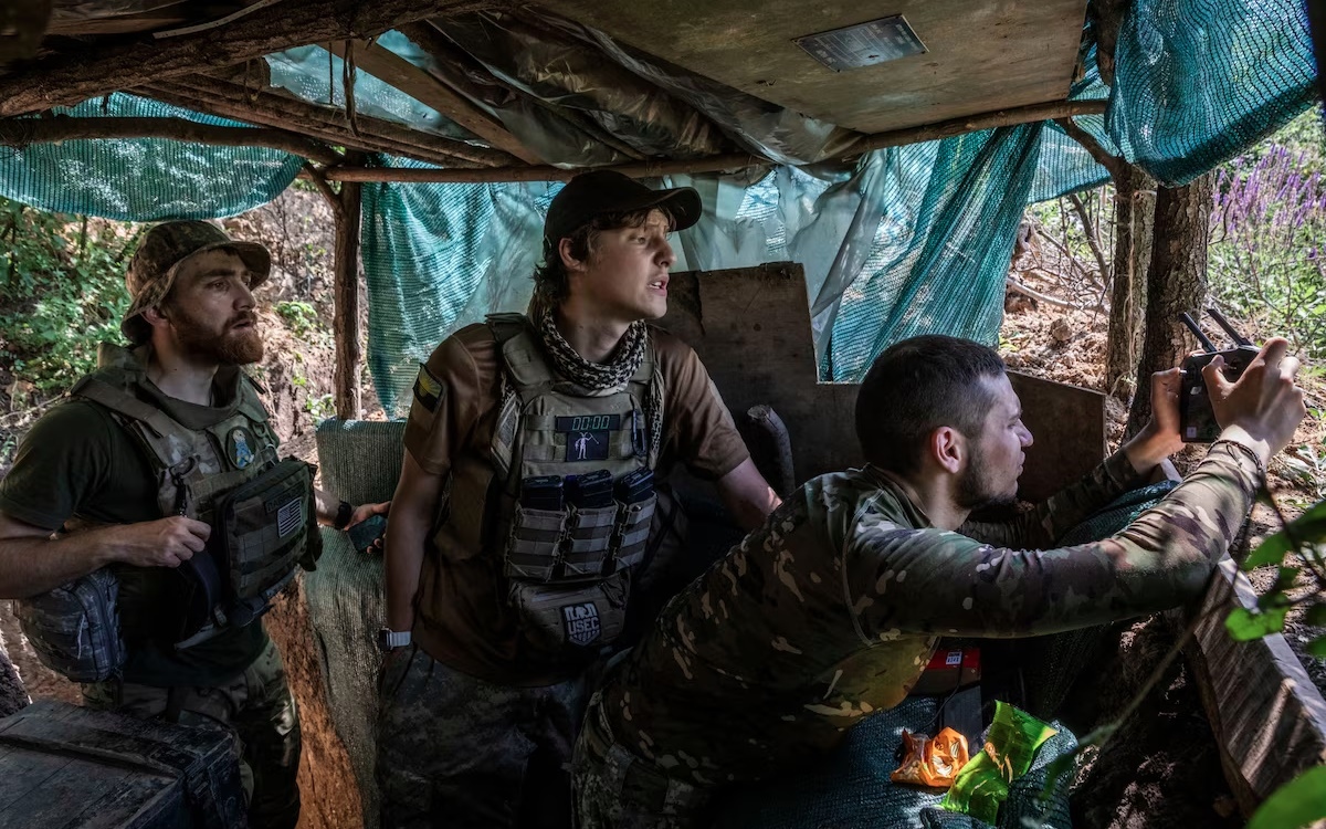 Một nhóm binh sĩ Ukraine đang nỗ lực điều khiển UAV từ trong công sự.