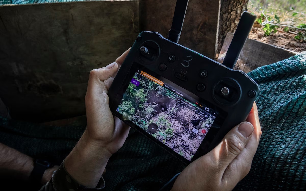 Bộ điều khiển UAV của lính Ukraine. Màn hình trên bộ điều khiển này thể hiện hình ảnh truyền về từ camera gắn trên UAV, cho thấy lính Nga đang đào hào.