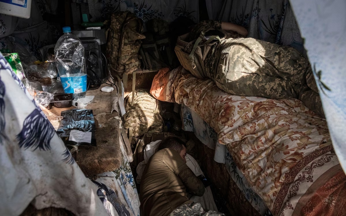 Các trắc thủ UAV Ukraine tranh thủ chợp mắt trong hầm.