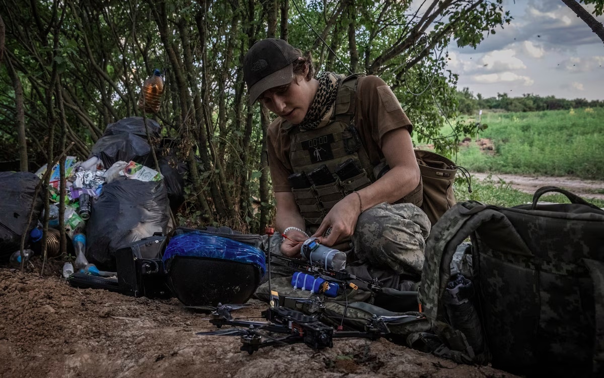 Người lính Ukraine này gắn thuốc nổ vào một UAV cảm tử.