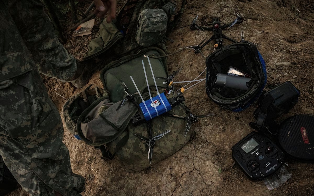 Một UAV cảm tử với 4 trục cánh quạt nâng.