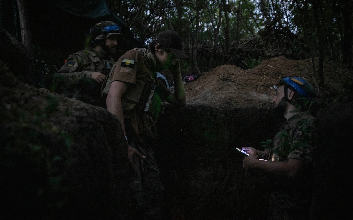 Trao đổi giữa những người lính UAV của Ukraine sau khi họ di chuyển tới một chiến hào.