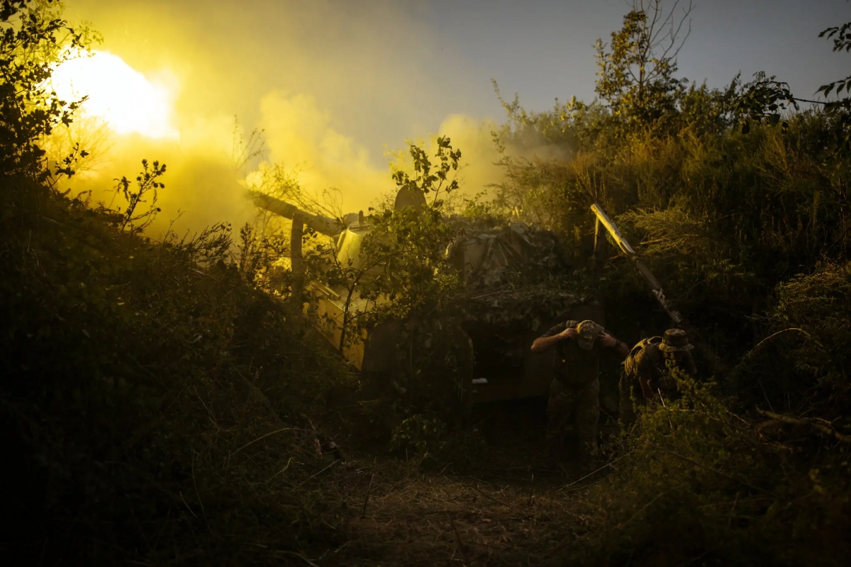 Lính Ukraine khai hỏa lựu pháo vào mục tiêu Nga ở Bakhmut, ngày 28/8. Ảnh: NY Times