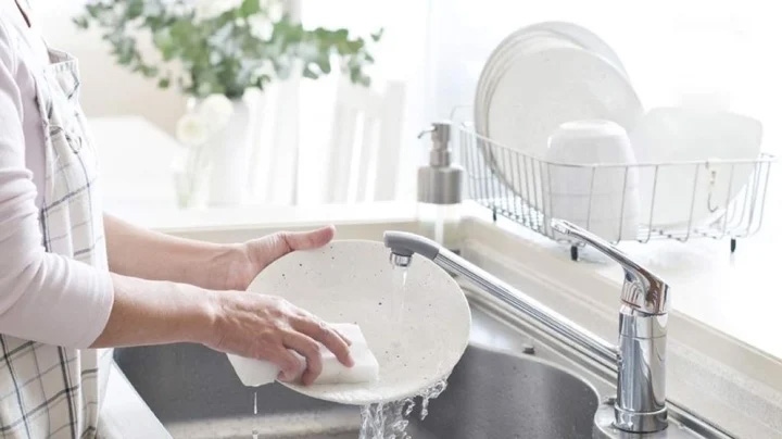 Bạn nên biết một số mẹo rửa sạch bát đĩa mà không cần nước rửa chén.