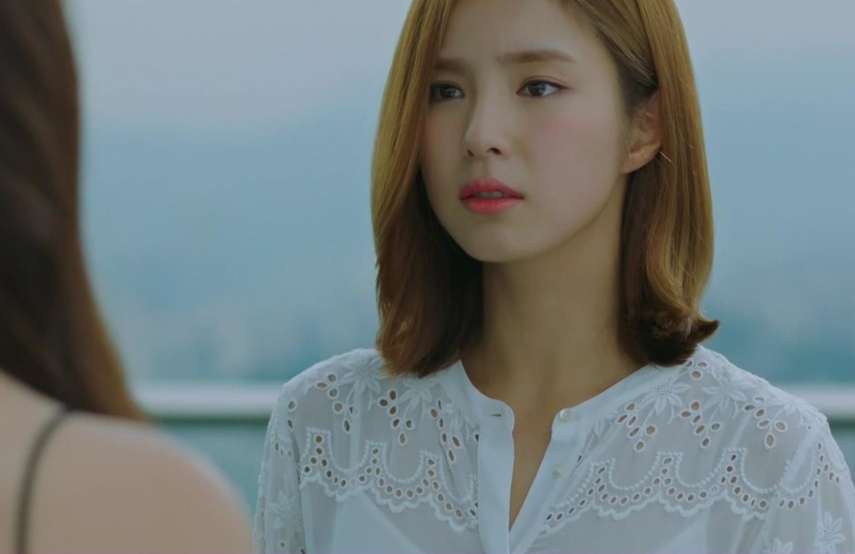 Tôi thấy không thoải mái khi phải chạm mặt người yêu cũ của chồng ở quê (Ảnh minh họa)