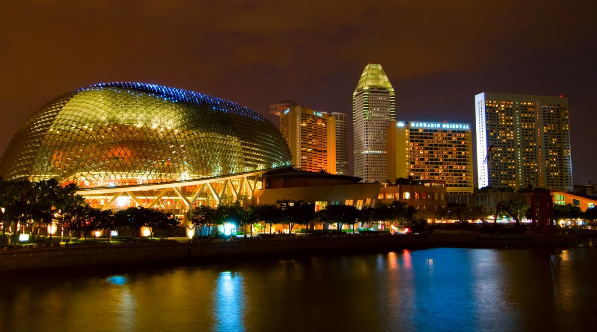 Esplanade - Nhà hát trên Vịnh (Downtown Core, Singapore): Hai công ty kiến trúc, DP Architects và Michael Wilford &amp; Partners, đã làm việc cùng nhau để tạo nên công trình thiết kế có tên Esplanade - Nhà hát trên Vịnh. Các khung kính tròn của nhà hát bị so sánh như "những quả sầu riêng lớn", tuy nhiên, hình dạng độc đáo của các lớp kính tạo ra một bức tranh đặc biệt vào ban đêm.