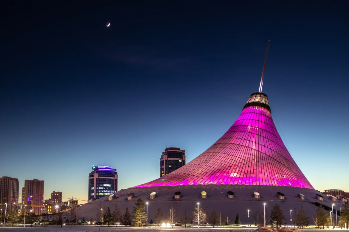 Trung tâm giải trí Khan Shatyr (Astana, Hazakhstan):  Trung tâm Giải trí Khan Shatyr là một tổ hợp kiến trúc bao gồm bãi biển nhân tạo, công viên, các địa điểm mua sắm và giải trí,... Hệ thống chiếu sáng cho phép tòa nhà tạo ra nhiều màu sắc khác nhau khi màn đêm buông xuống.