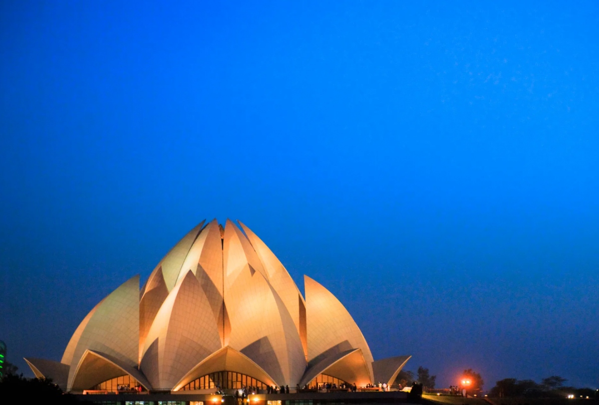 Đền Hoa Sen (New Delhi, Ấn Độ): Ngôi đền có thiết kế độc đáo, với hình dạng của những cánh hoa ôm sát có hình dạng như một nụ sen còn e ấp. Vừa là hiện thân của đức tin, vừa mang vẻ đẹp độc đáo của kiến trúc Ấn Độ, ngôi đền đặc biệt lộng lẫy vào ban đêm với những cánh hoa tỏa sáng rực rỡ.