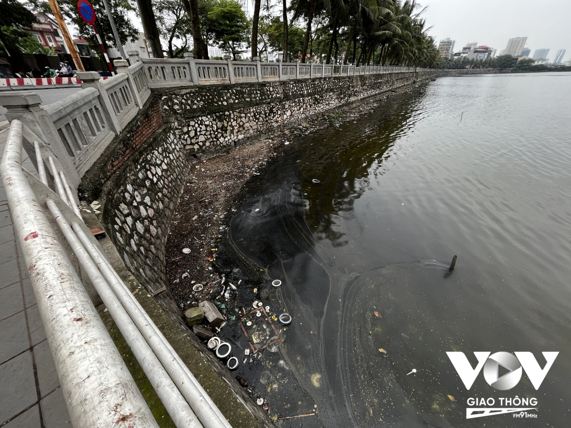 Mỗi dịp sau ngày lễ là người ta lại đem bát hương, ban thờ ra hồ Tây vứt, cho... "mát mẻ"