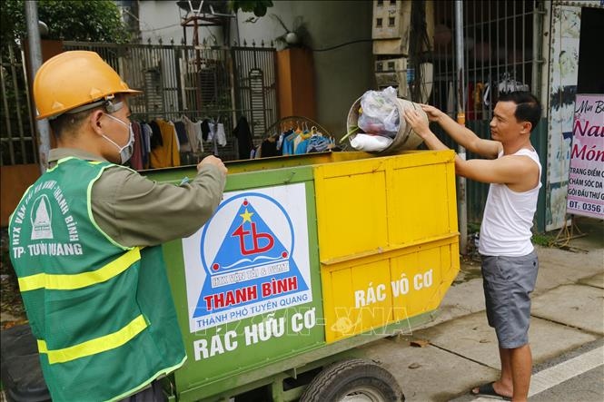 Rác thải được hướng dẫn phân loại trực tiếp trong quá trình thu gom ở Tuyên Quang. Ảnh: Nam Sương/TTXVN